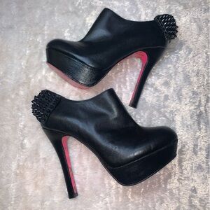 Vengeful Betsey Johnson 2012 Black Leather Studded Bow Tie 5in Heeled Booties